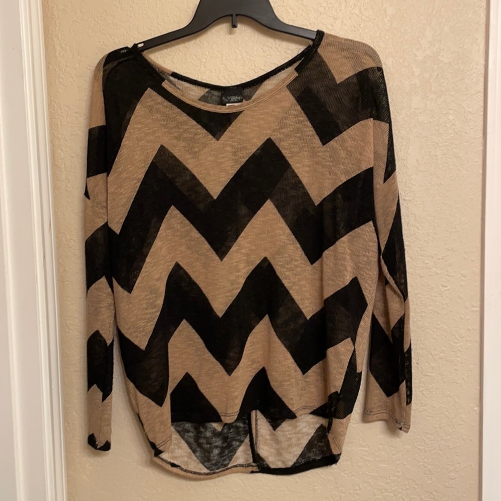BROWN /BLACK CHEVRON HI-LO LIGHT SWEATER